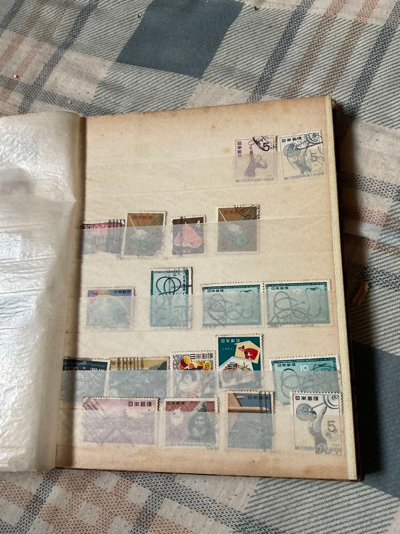 日本の切手／使用済み　写楽など海外切手、みほん切手を含む。202枚。
