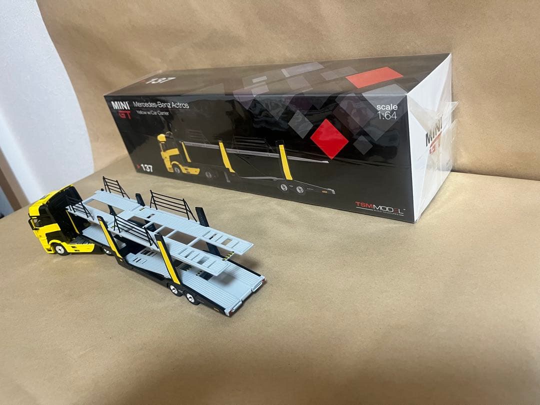 MINI GT♯137 Mercedes Benz Actrosイエロー➕おまけ