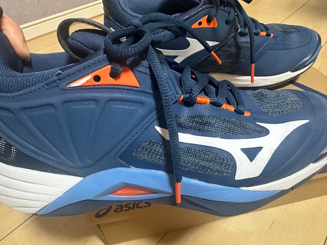 試し履きのみ✨ミズノ　バレーボールシューズ　ウェーブモーメンタム2 24.0cm