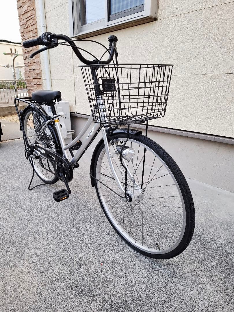 シルバー　シティサイクル　 26インチ 　前面バスケット　6段変速機付き