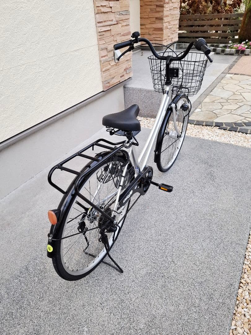 シルバー　シティサイクル　 26インチ 　前面バスケット　6段変速機付き