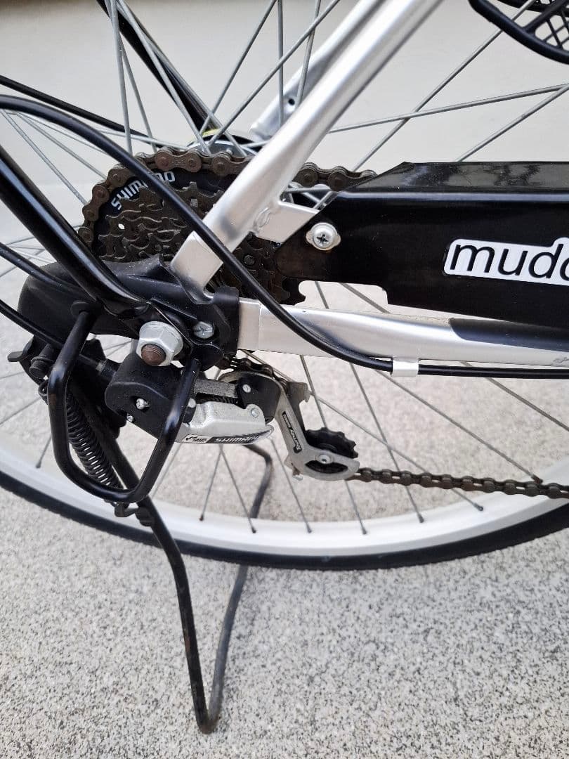 シルバー　シティサイクル　 26インチ 　前面バスケット　6段変速機付き