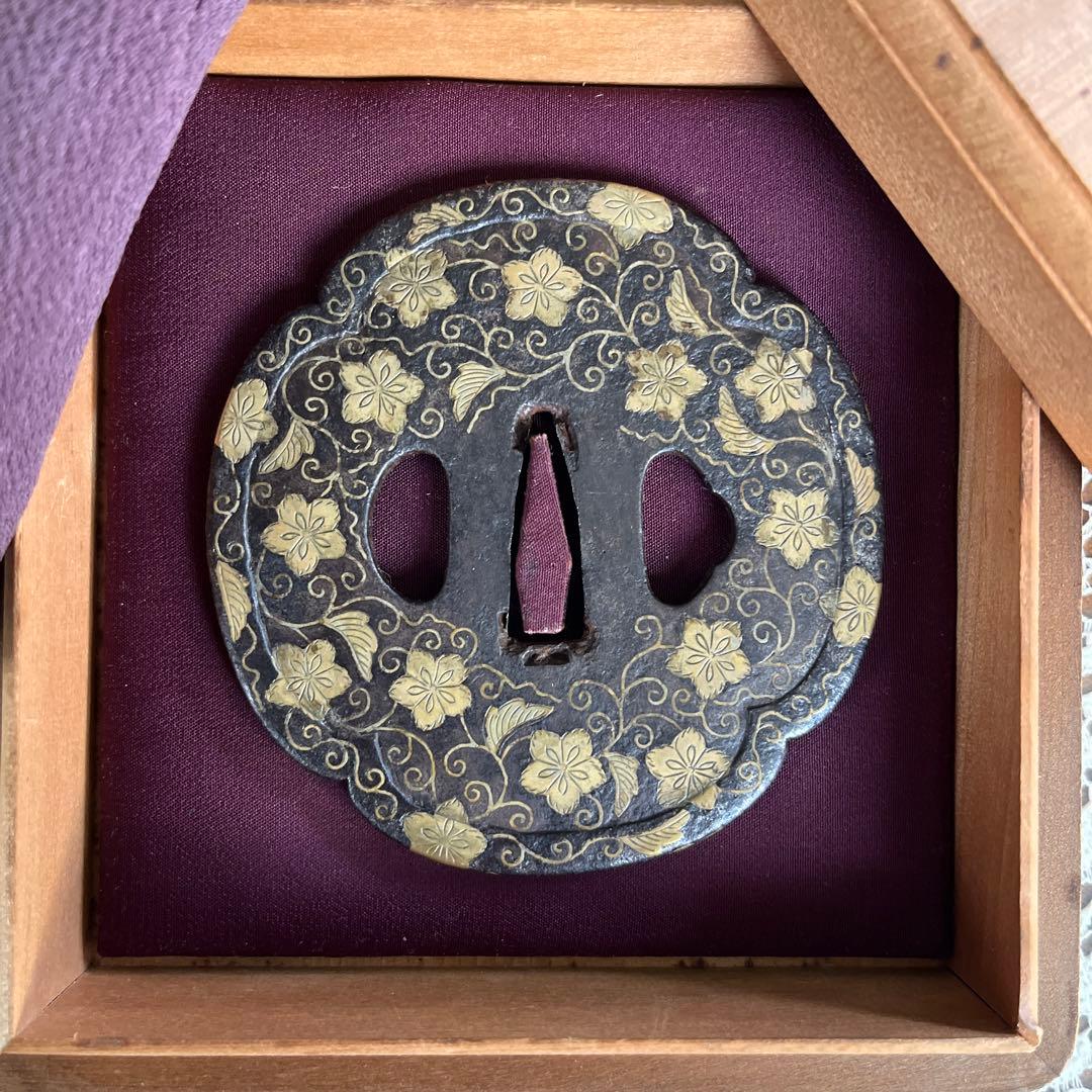 桜花紋の木瓜型平安城鍔