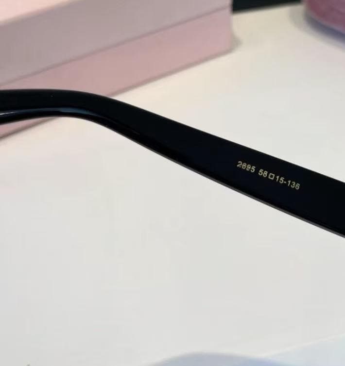 【美品】 サングラス 2895 ブラック ゴールドロゴ 付属品完備 nn