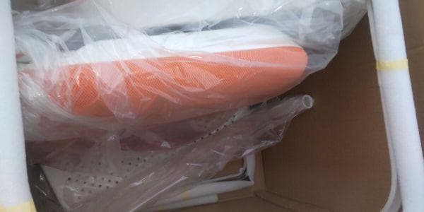 スタッキングチェア 2脚 肘付 ザーマスII　オレンジxホワイト オフィスコム