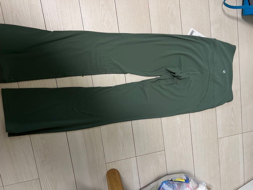 lululemonオリーブグリーン ハイウエスト フレアパンツ 6