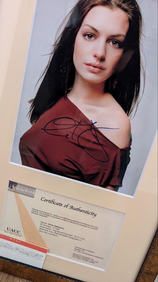 Anne Hathaway サイン入り写真 UACC証明書付き