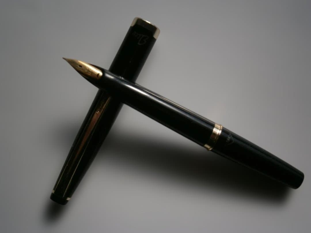 PILOT エリート万年筆 18K　と　PILOT　センスの良い万年筆の2本