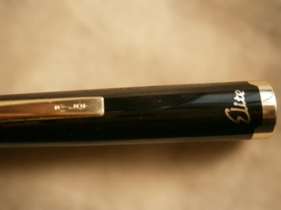 PILOT エリート万年筆 18K　と　PILOT　センスの良い万年筆の2本