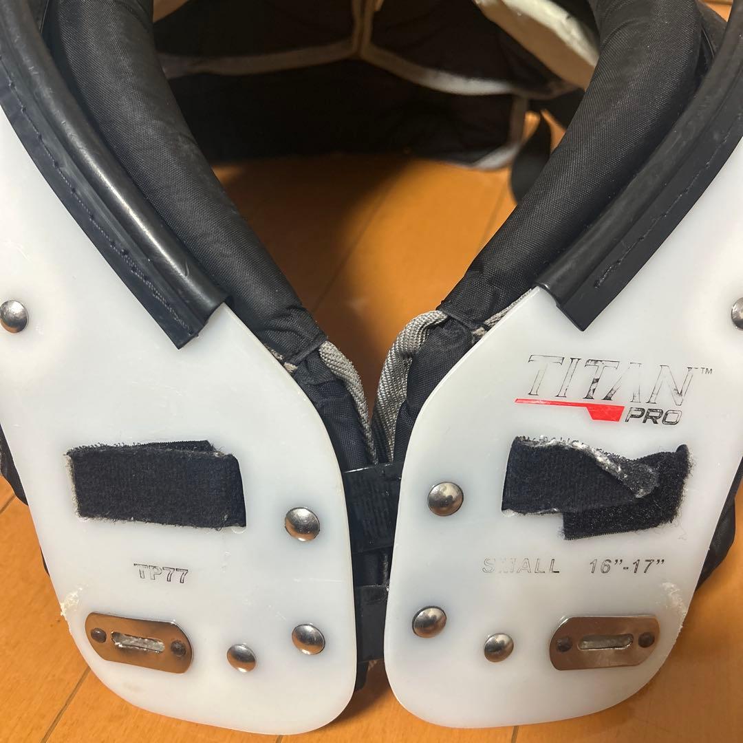 TITAN PRO ショルダーパッド Sサイズ ホワイト/ブラック