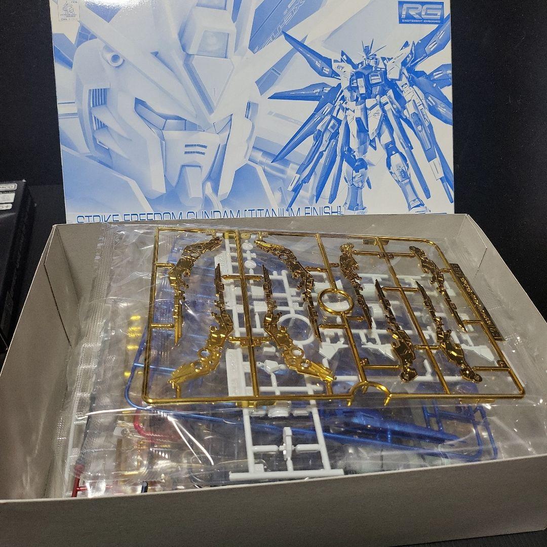 ＲＧ ストライクフリーダムガンダム［チタニウムフィニッシュ］天空の翼セット