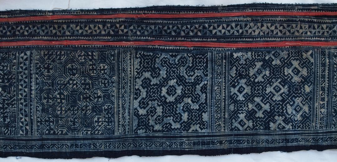 ラオスの古都で入手、モンの手書きバティック藍染　古布に描かれた多彩モチーフは何を