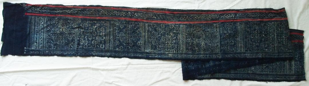 ラオスの古都で入手、モンの手書きバティック藍染　古布に描かれた多彩モチーフは何を