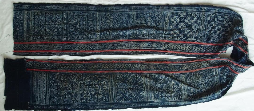 ラオスの古都で入手、モンの手書きバティック藍染　古布に描かれた多彩モチーフは何を