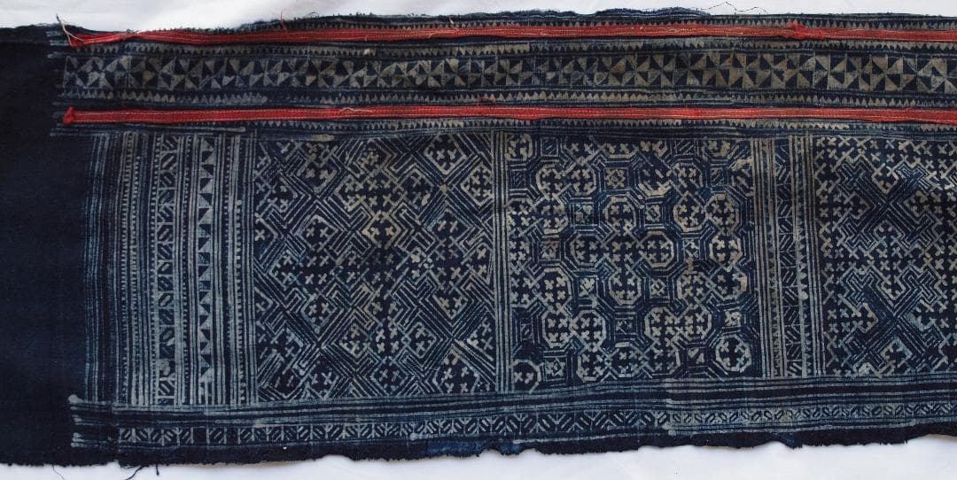 ラオスの古都で入手、モンの手書きバティック藍染　古布に描かれた多彩モチーフは何を