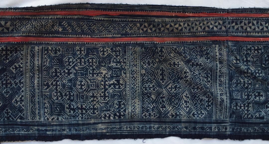 ラオスの古都で入手、モンの手書きバティック藍染　古布に描かれた多彩モチーフは何を