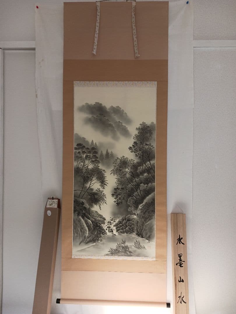 水墨山水、絹地に吉川翠香の手書き作 尺八立、表装桐箱入り、送料無料です