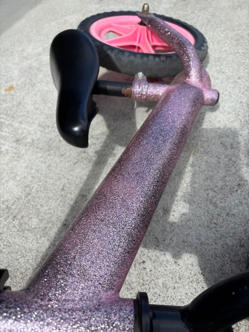 ストライダー　ラメ入り塗装カスタム　ピンク　バランスバイク