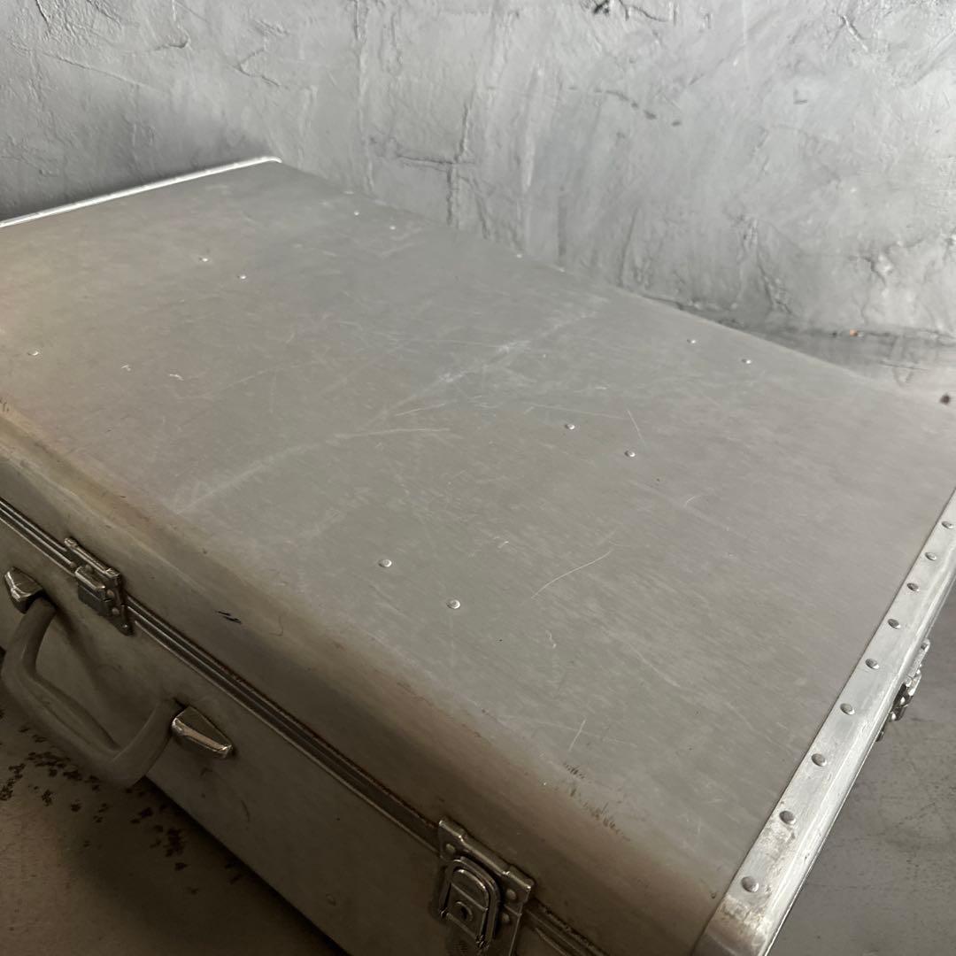 かっこよすぎるアルミニウム製大型スーツケース　収納やテーブルにしたらカッコいい