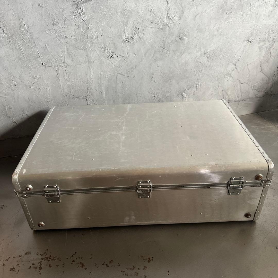 かっこよすぎるアルミニウム製大型スーツケース　収納やテーブルにしたらカッコいい