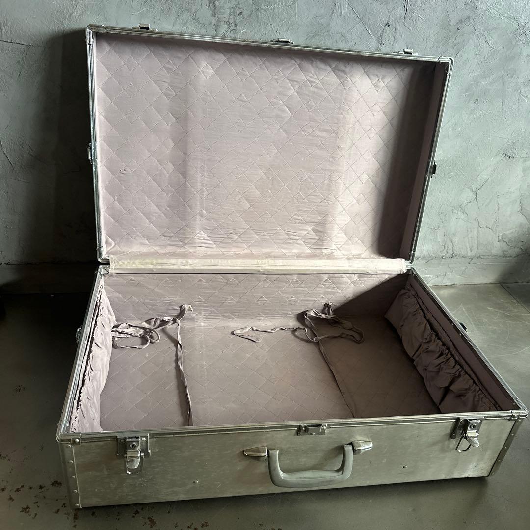 かっこよすぎるアルミニウム製大型スーツケース　収納やテーブルにしたらカッコいい