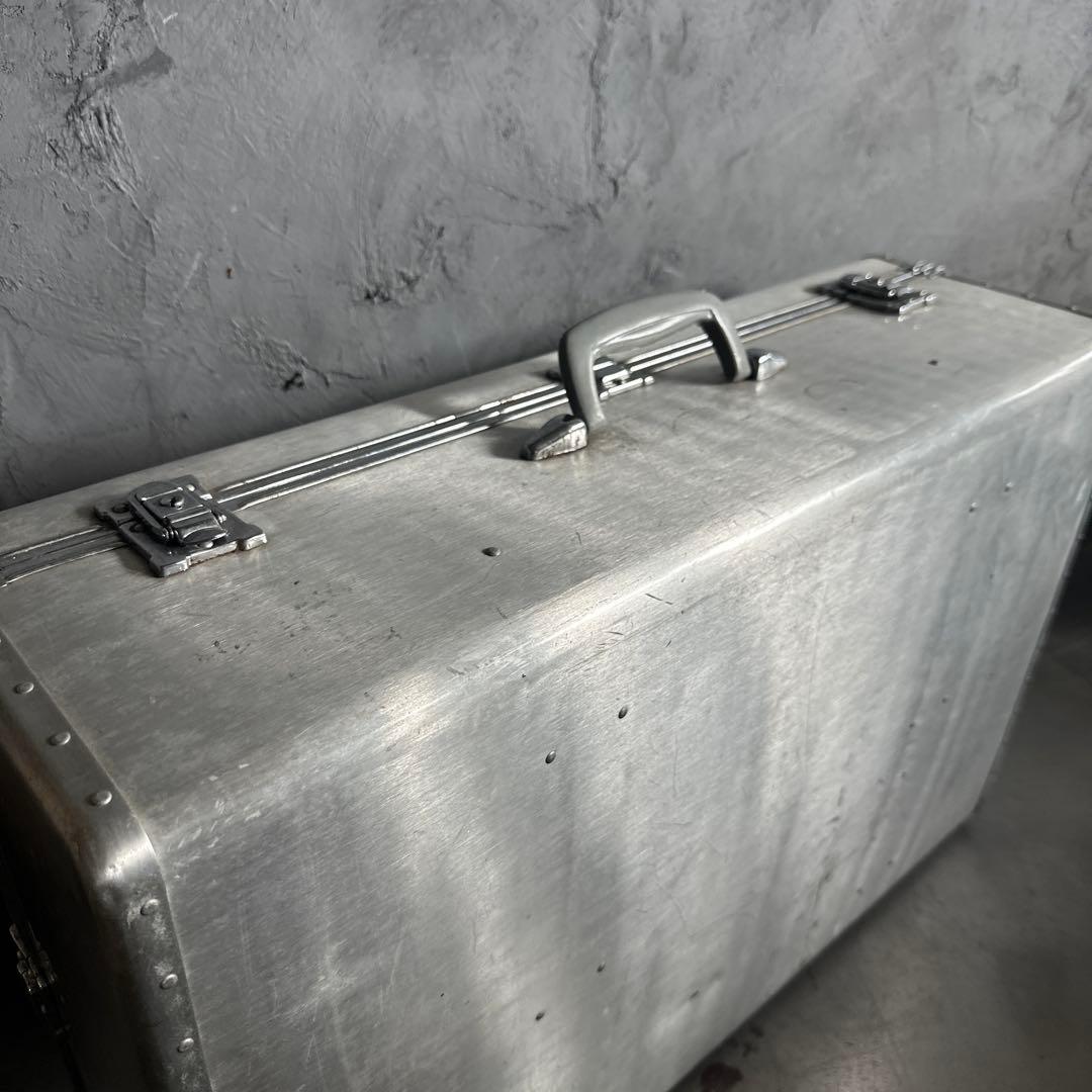 かっこよすぎるアルミニウム製大型スーツケース　収納やテーブルにしたらカッコいい