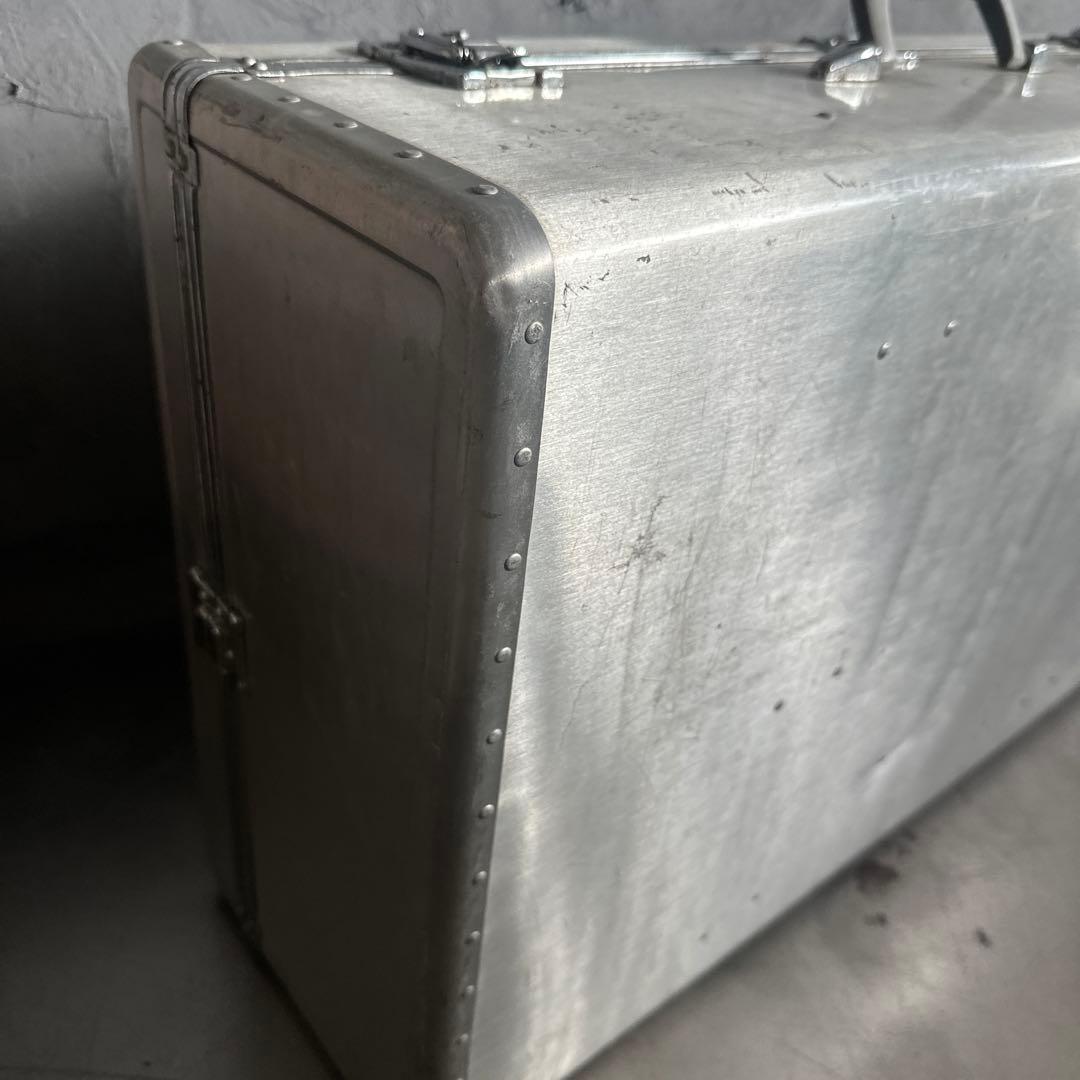 かっこよすぎるアルミニウム製大型スーツケース　収納やテーブルにしたらカッコいい