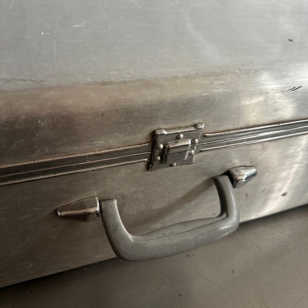 かっこよすぎるアルミニウム製大型スーツケース　収納やテーブルにしたらカッコいい