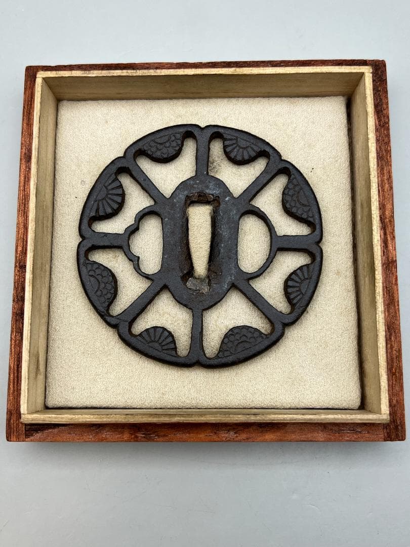 【海】江戸期　鍔　透かし鉄鐔　鉄鍔　鐔　古刀匠　極上品　刀装具　箱付