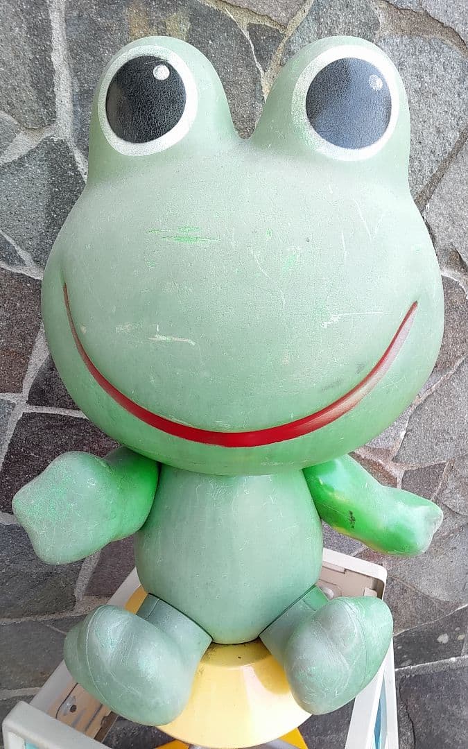 昭和レトロ　ケロちゃん台座つき