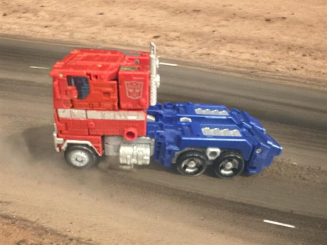 トランスフォーマーアースライズ オプティマス・プライム: リーダークラス