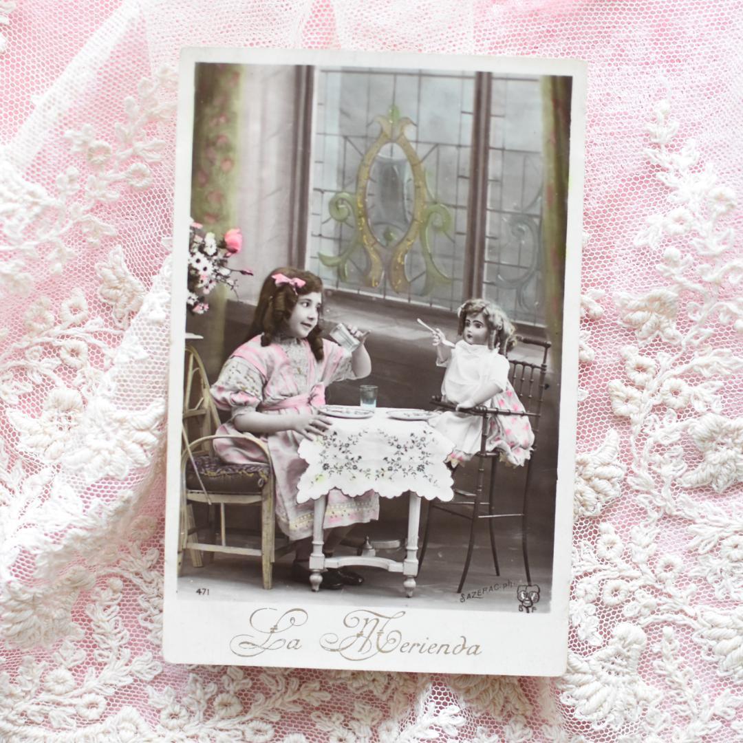 *アンティークポストカード　お人形とおままごとを楽しむ可愛い少女