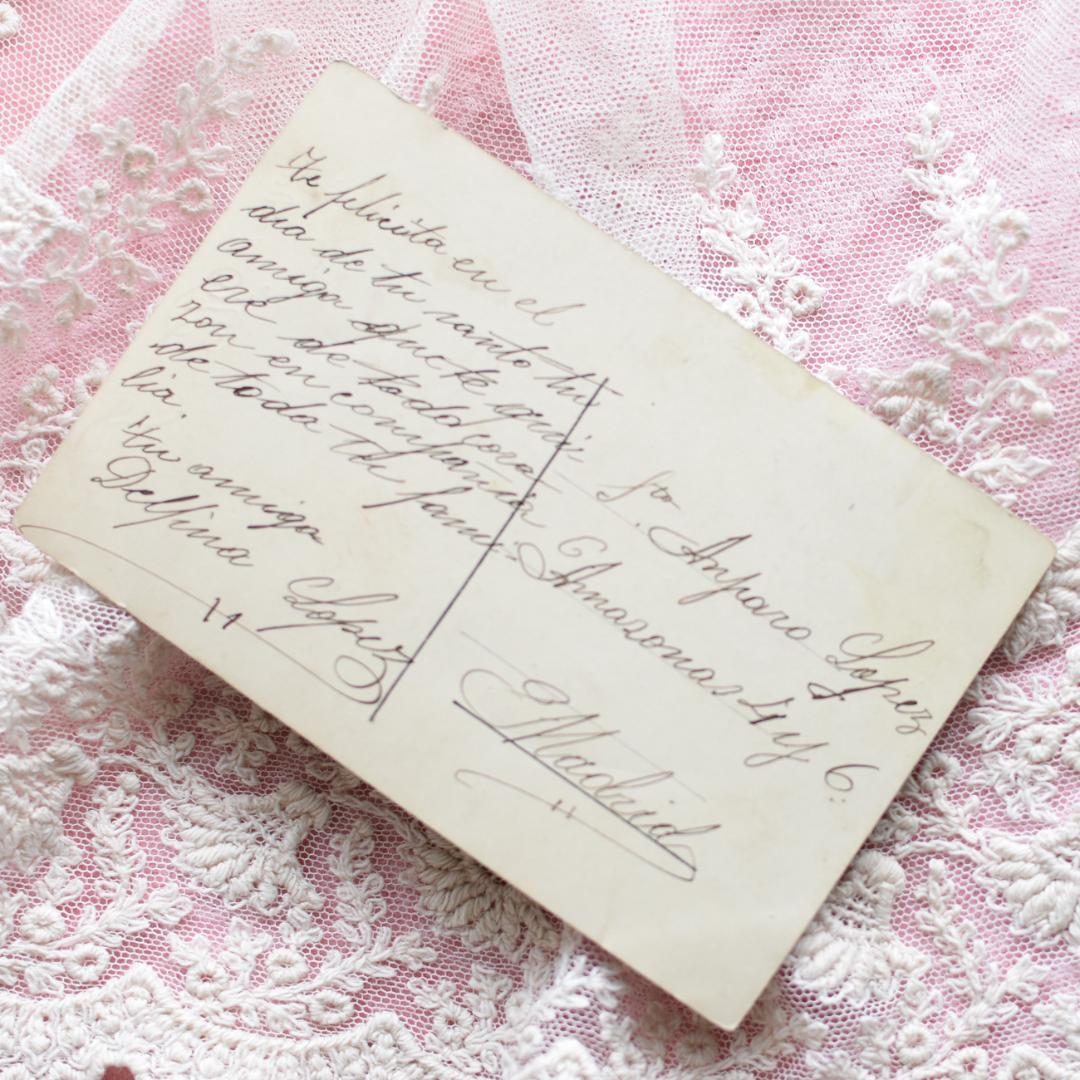 *アンティークポストカード　お人形とおままごとを楽しむ可愛い少女