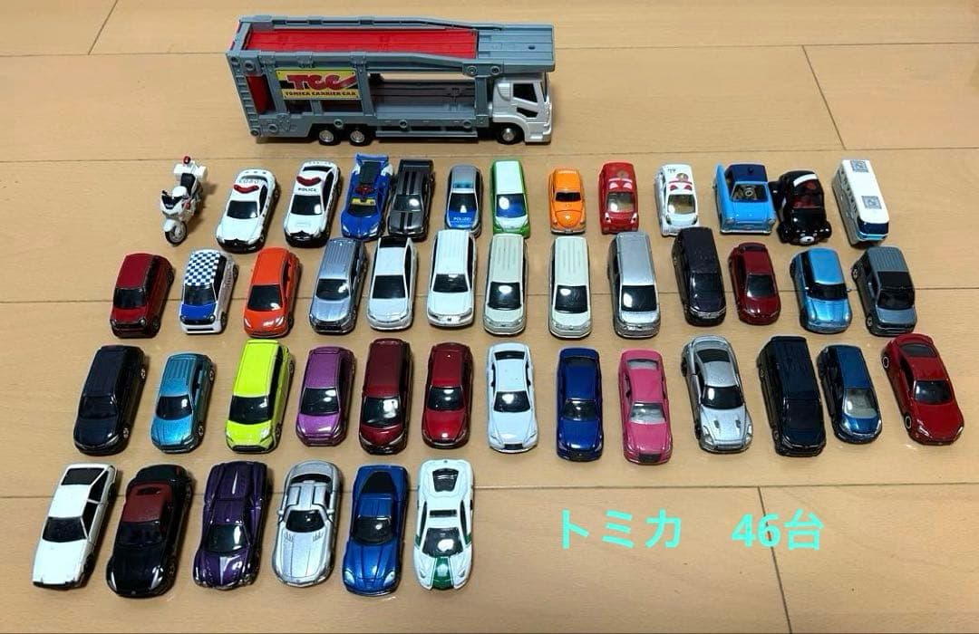 ミニカー（トミカ46台、siku14台、その他9台）と駐車場3個セット