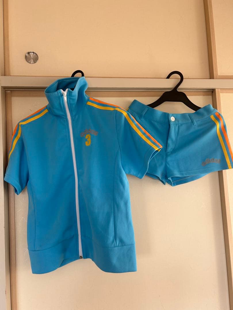 adidas 水色 ジップアップジャケットとショートパンツセット
