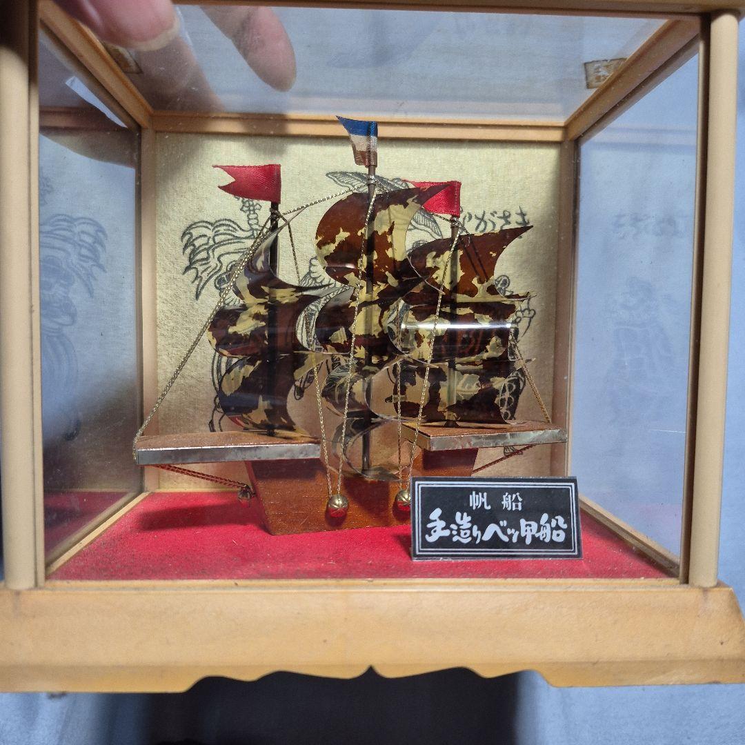 小型漆製帆船模型