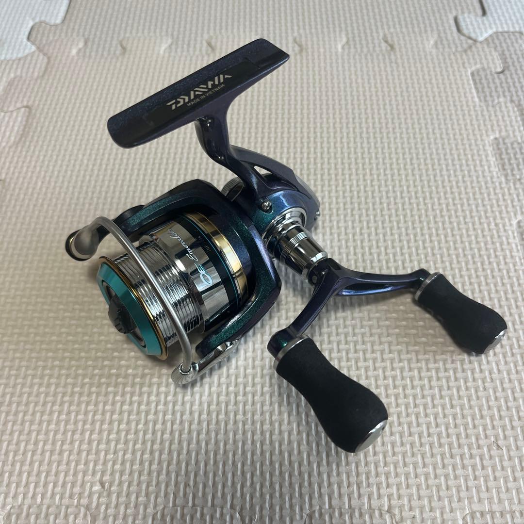 ダイワ　エメラルダス INF 2506 W ハンドル　①