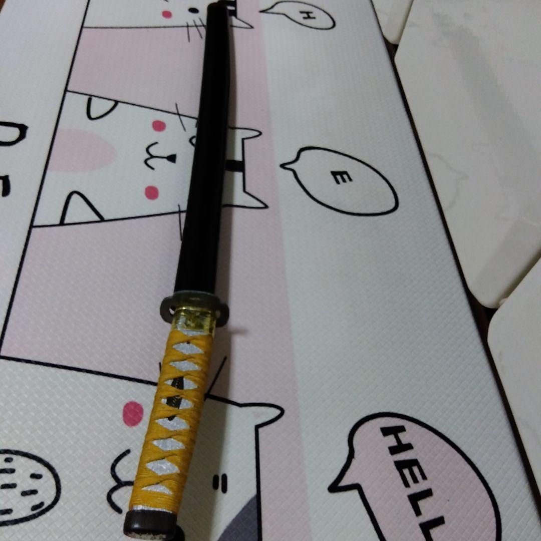 刀 黒と黄色のグリップ　模造刀　レプリカ　玩具