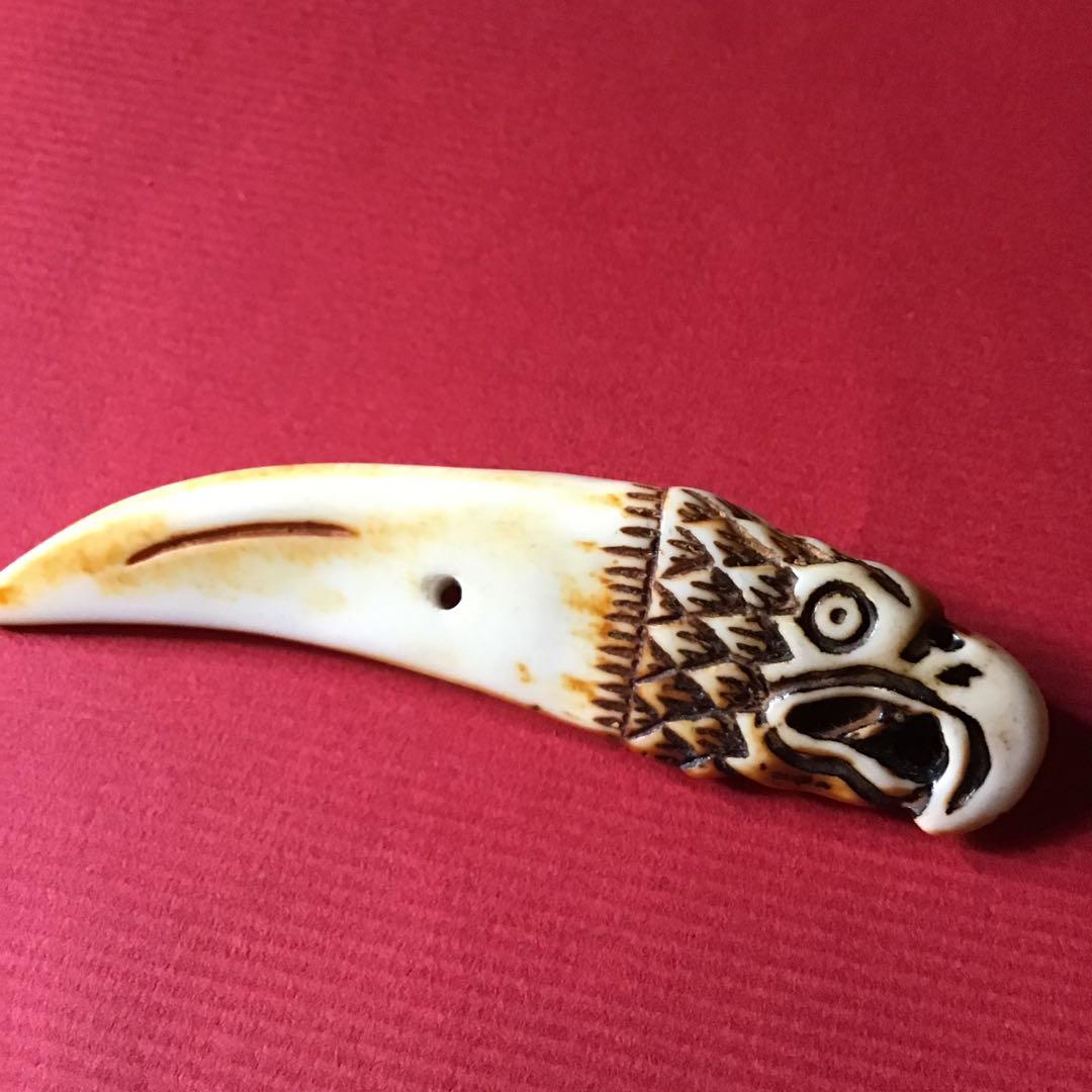 根付け　「鷹」　日本ホンシュウ鹿角材質　　N22