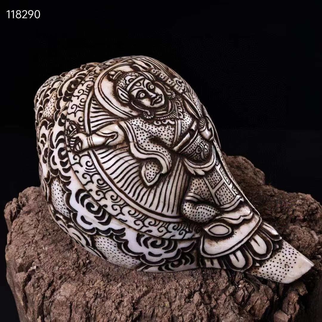 中国古美術・旧蔵蔵伝工芸 ・彫刻「蓮花生師匠」仏像・天然サザエ彫り・右旋法螺法器