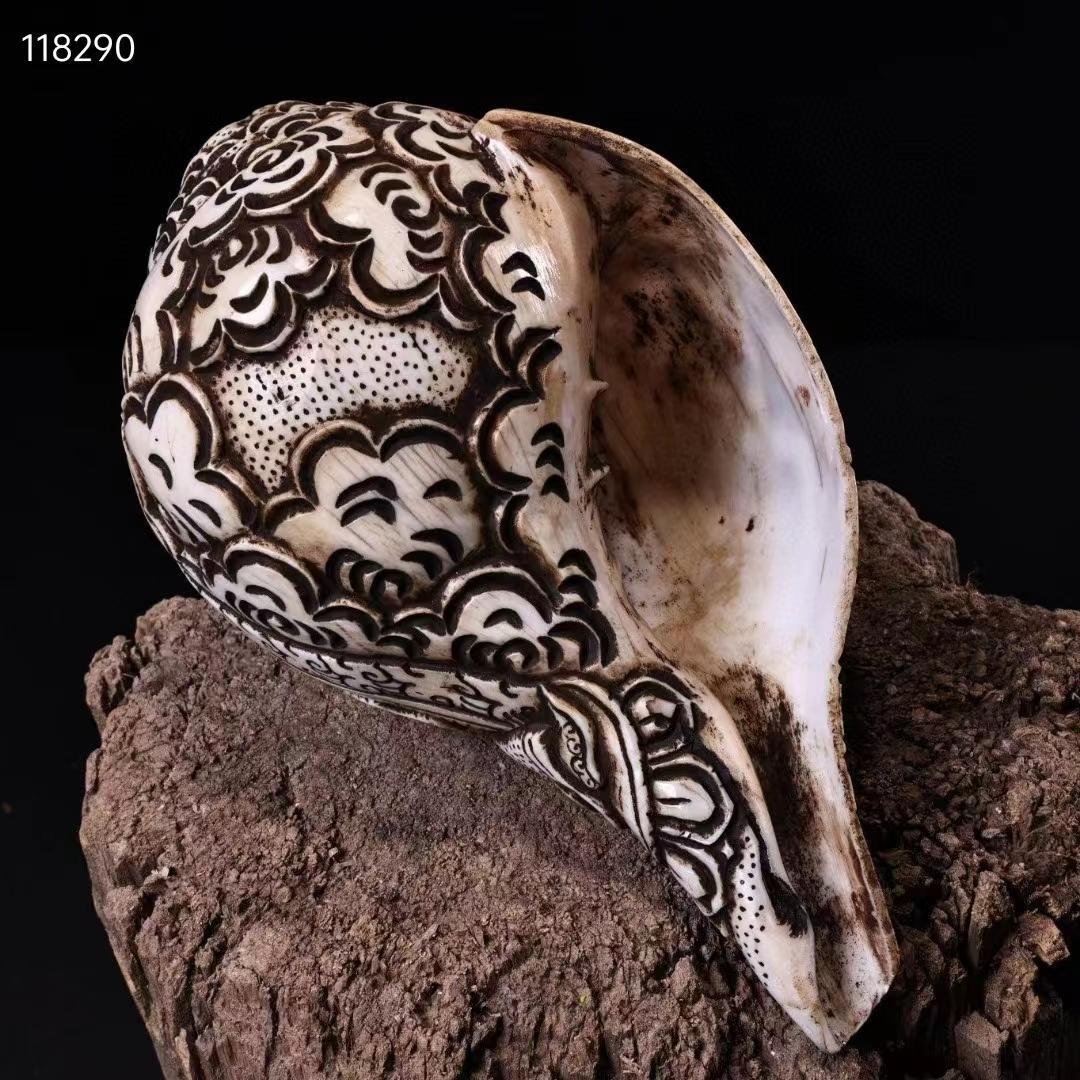 中国古美術・旧蔵蔵伝工芸 ・彫刻「蓮花生師匠」仏像・天然サザエ彫り・右旋法螺法器