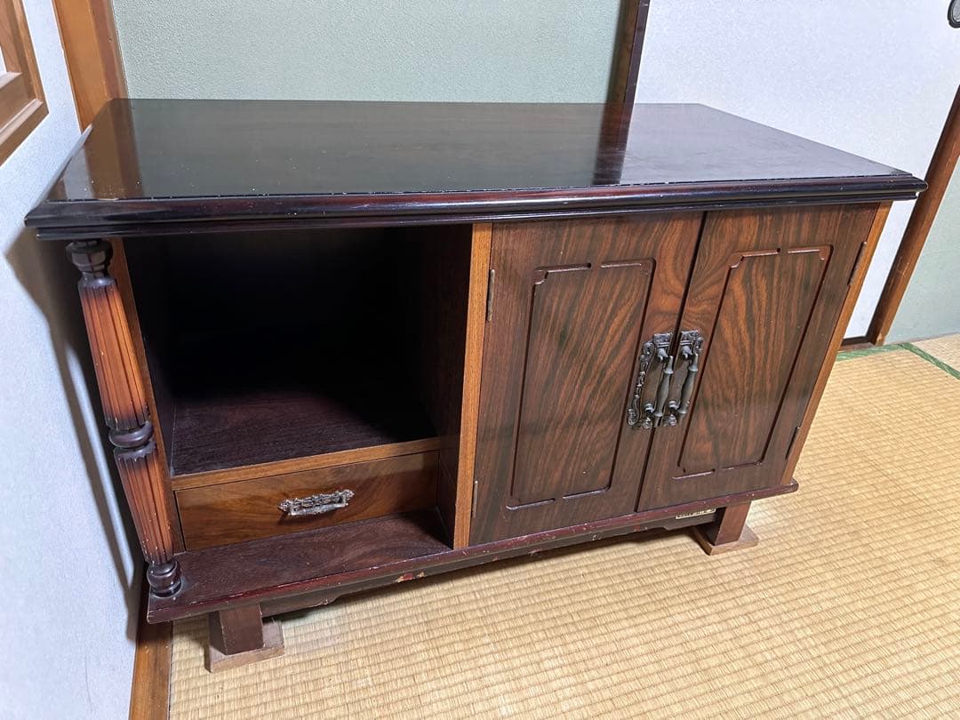 昭和レトロな高級ヴィンテージ・キャビネット。木目と質感が魅力です。（金庫つき）