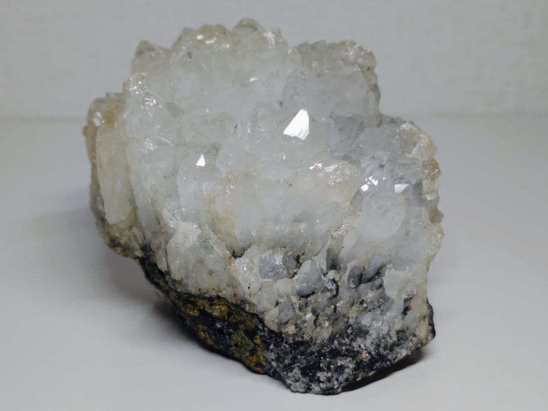 水晶 1kg クォーツ パイライト 黄鉄鉱 原石 鑑賞石 自然石 誕生石 鉱物