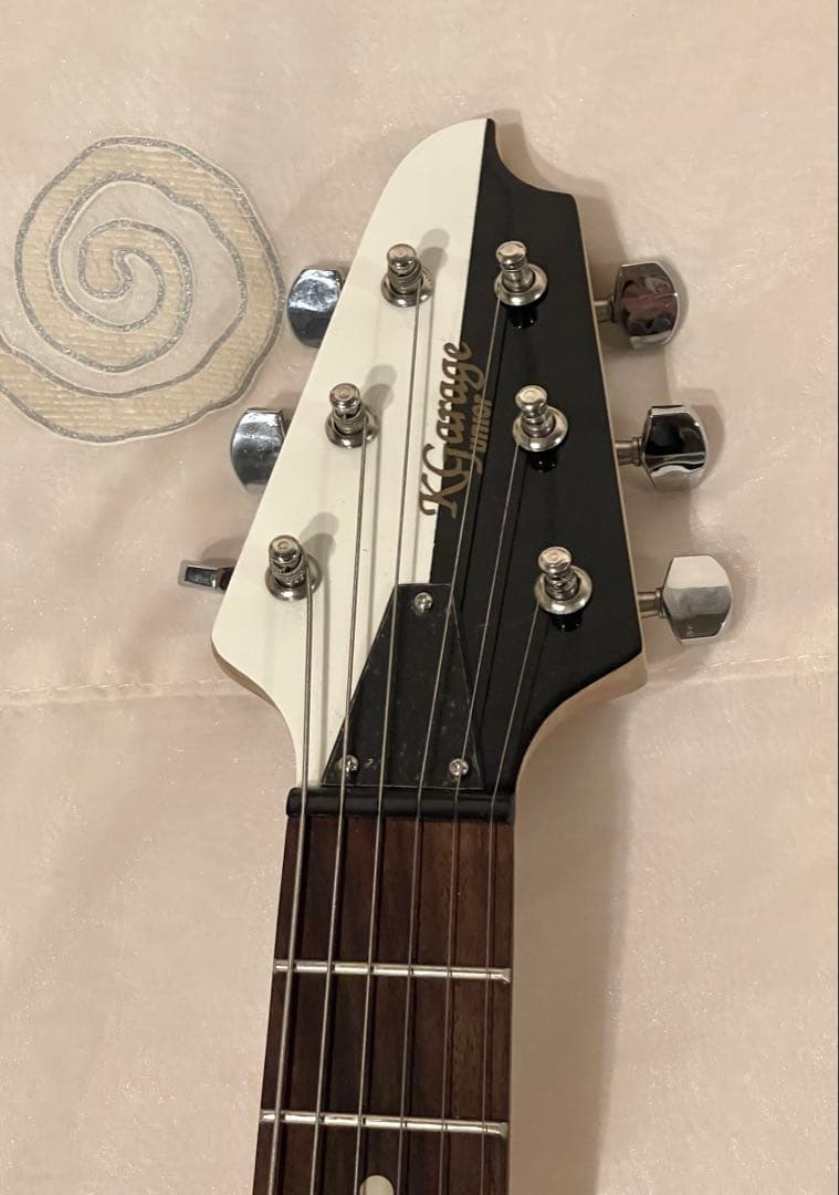 ‪·͜· 　K-garage Junior アンプ内蔵 ミニギターV型 白黒