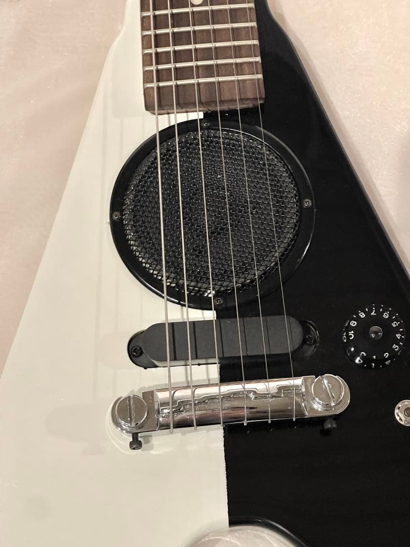 ‪·͜· 　K-garage Junior アンプ内蔵 ミニギターV型 白黒