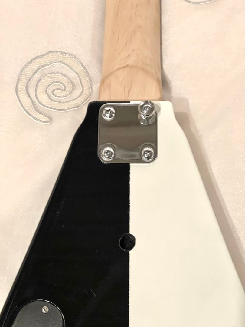 ‪·͜· 　K-garage Junior アンプ内蔵 ミニギターV型 白黒