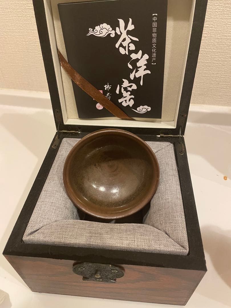 灰被天目（はいかつぎてんもく）灰を被ったような艶のない釉調をしていることから