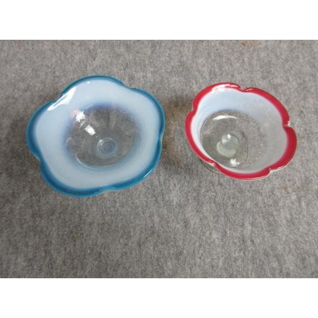 青縁乳白色と赤縁乳白色のあさがお形ガラス氷皿 [B28174]