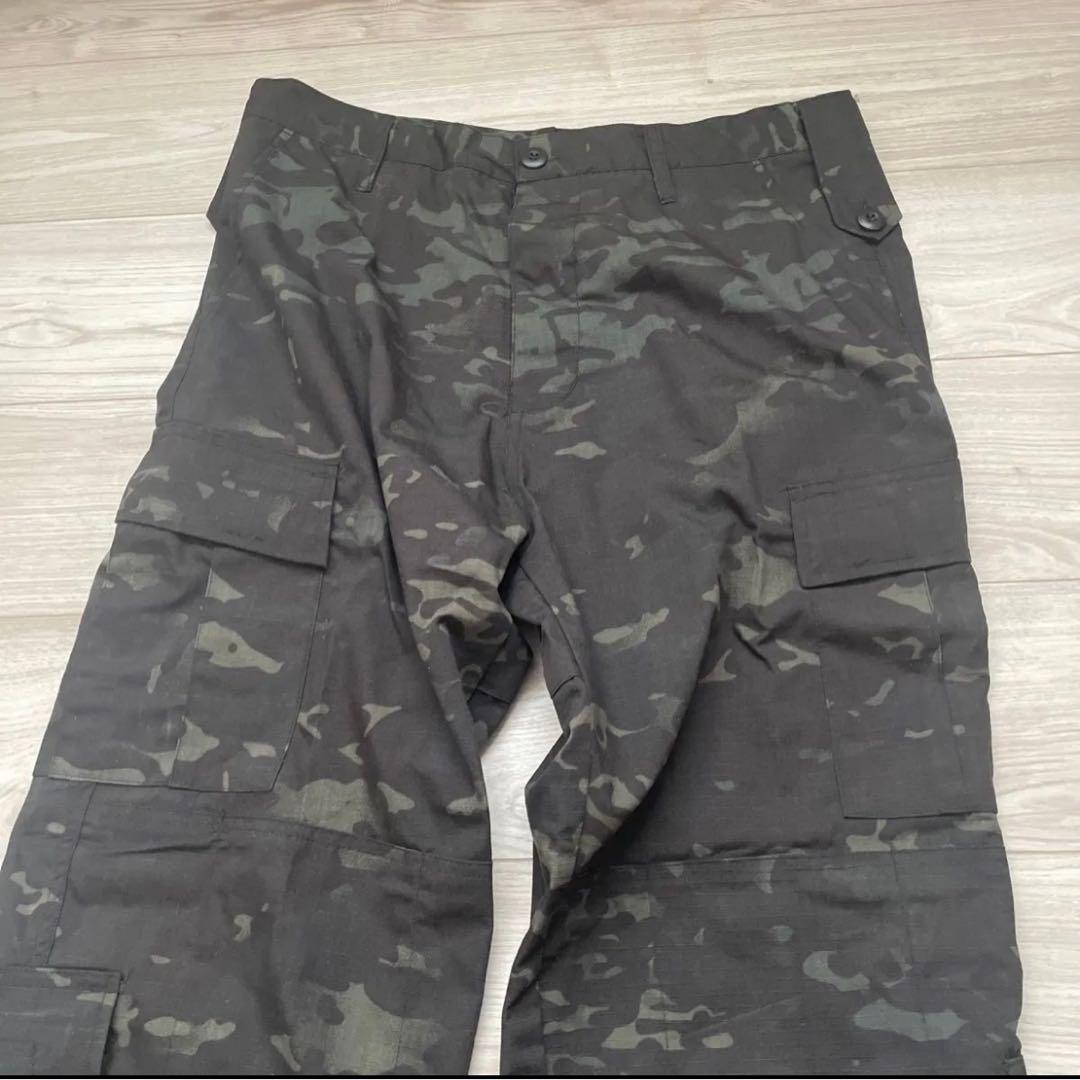 サバゲー特殊部隊セット　黒迷彩服、ベスト、ヘルメット、フェイスガード点、インナー