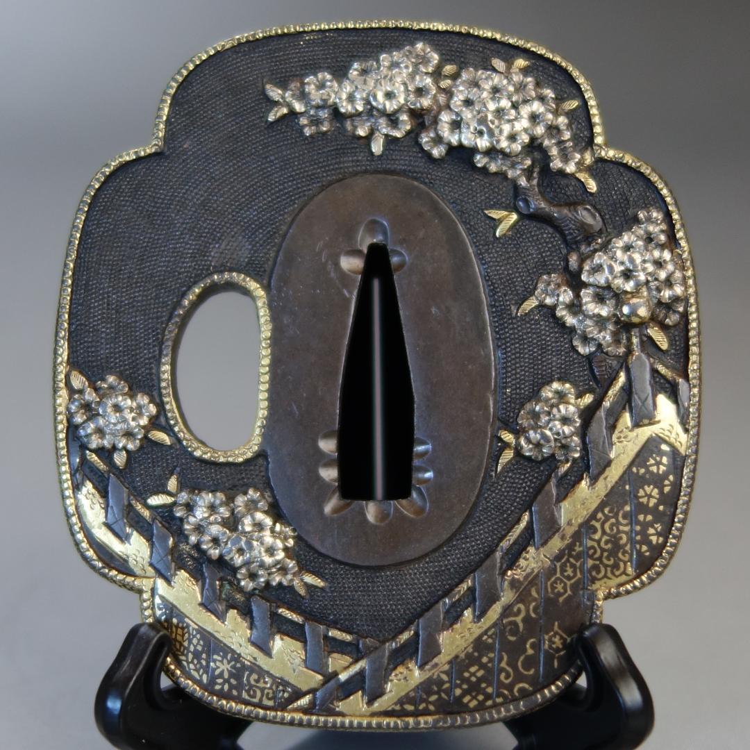 【桜花見図鍔 赤銅魚子地 高肉彫 鍍金銀】(鍔箱付き) 鍔 鐔 刀装具 武具